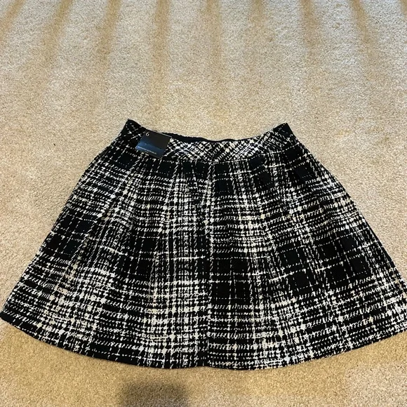 Banana Republic Black and White Skater Mini Skirt - Picture 7 of 10